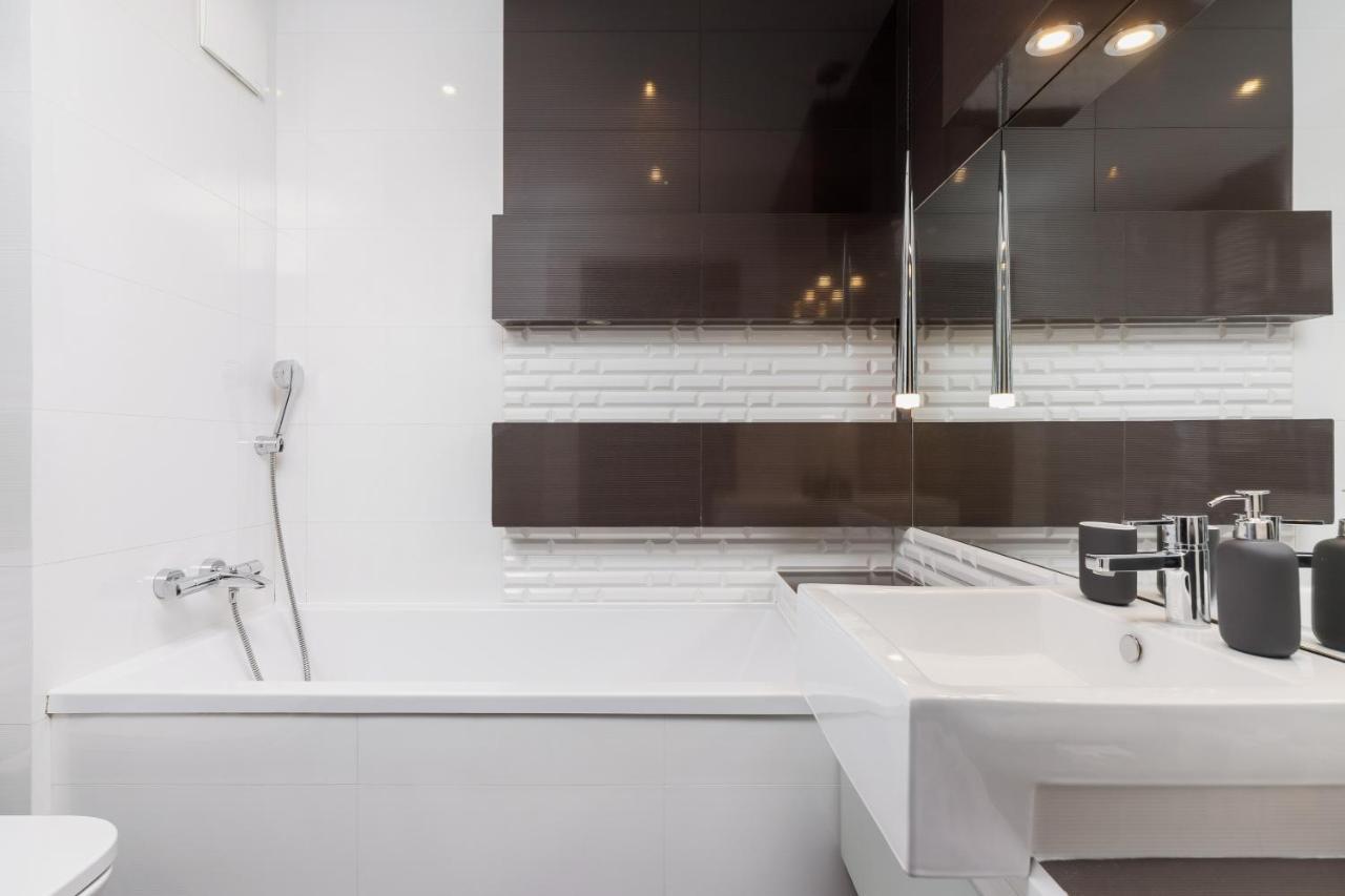 Avia Apartment Three Bedroom Two Balcony Ac & Parking By Noclegi Renters Краков Экстерьер фото