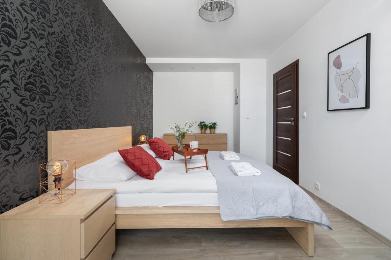 Avia Apartment Three Bedroom Two Balcony Ac & Parking By Noclegi Renters Краков Экстерьер фото