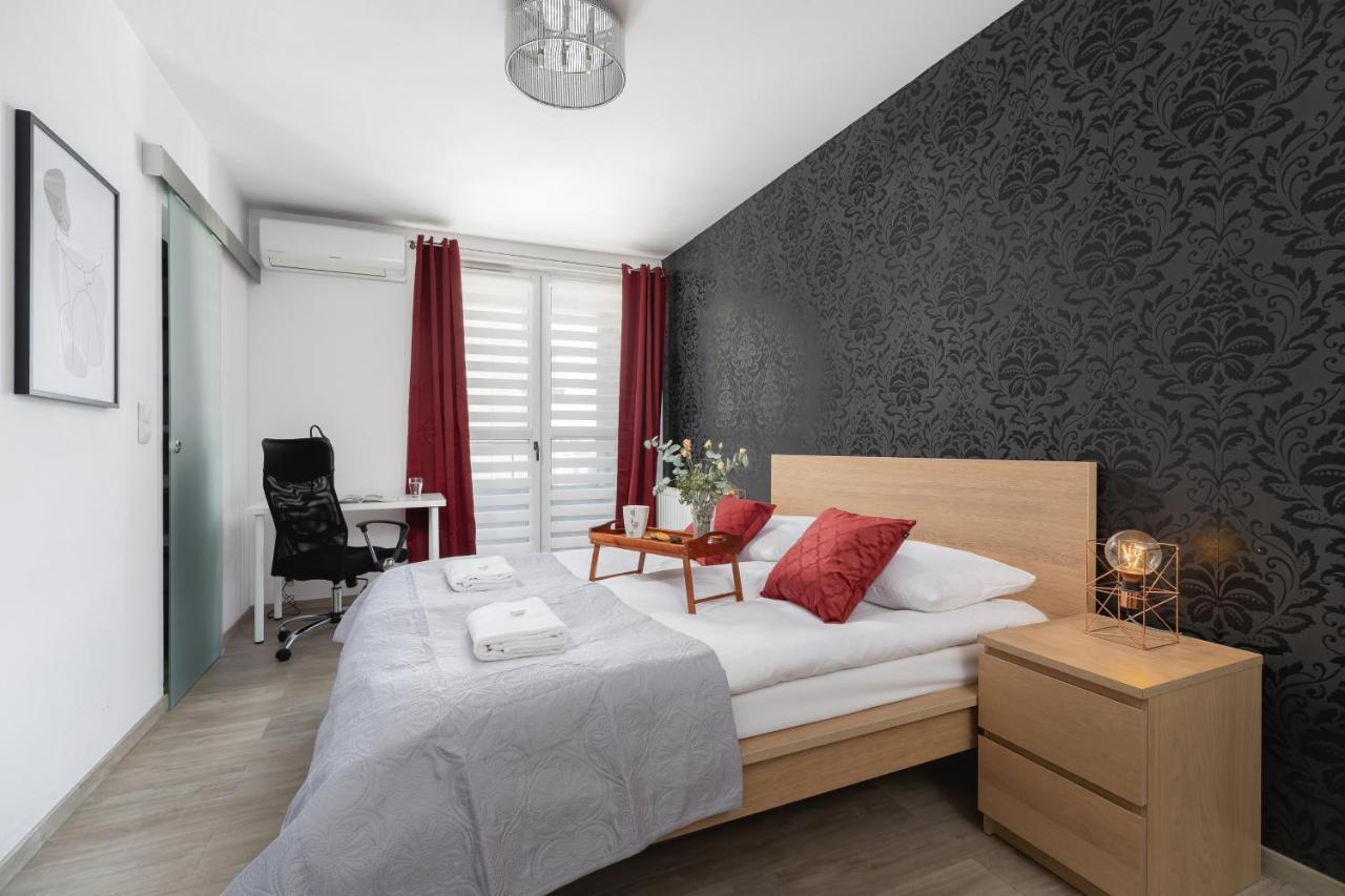 Avia Apartment Three Bedroom Two Balcony Ac & Parking By Noclegi Renters Краков Экстерьер фото