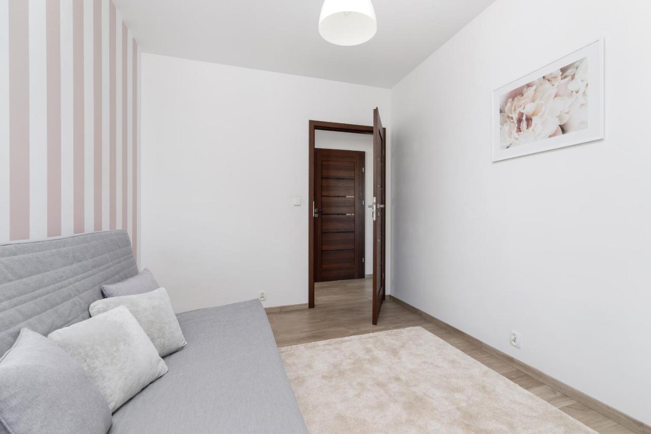 Avia Apartment Three Bedroom Two Balcony Ac & Parking By Noclegi Renters Краков Экстерьер фото