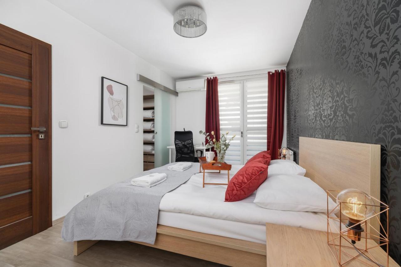 Avia Apartment Three Bedroom Two Balcony Ac & Parking By Noclegi Renters Краков Экстерьер фото
